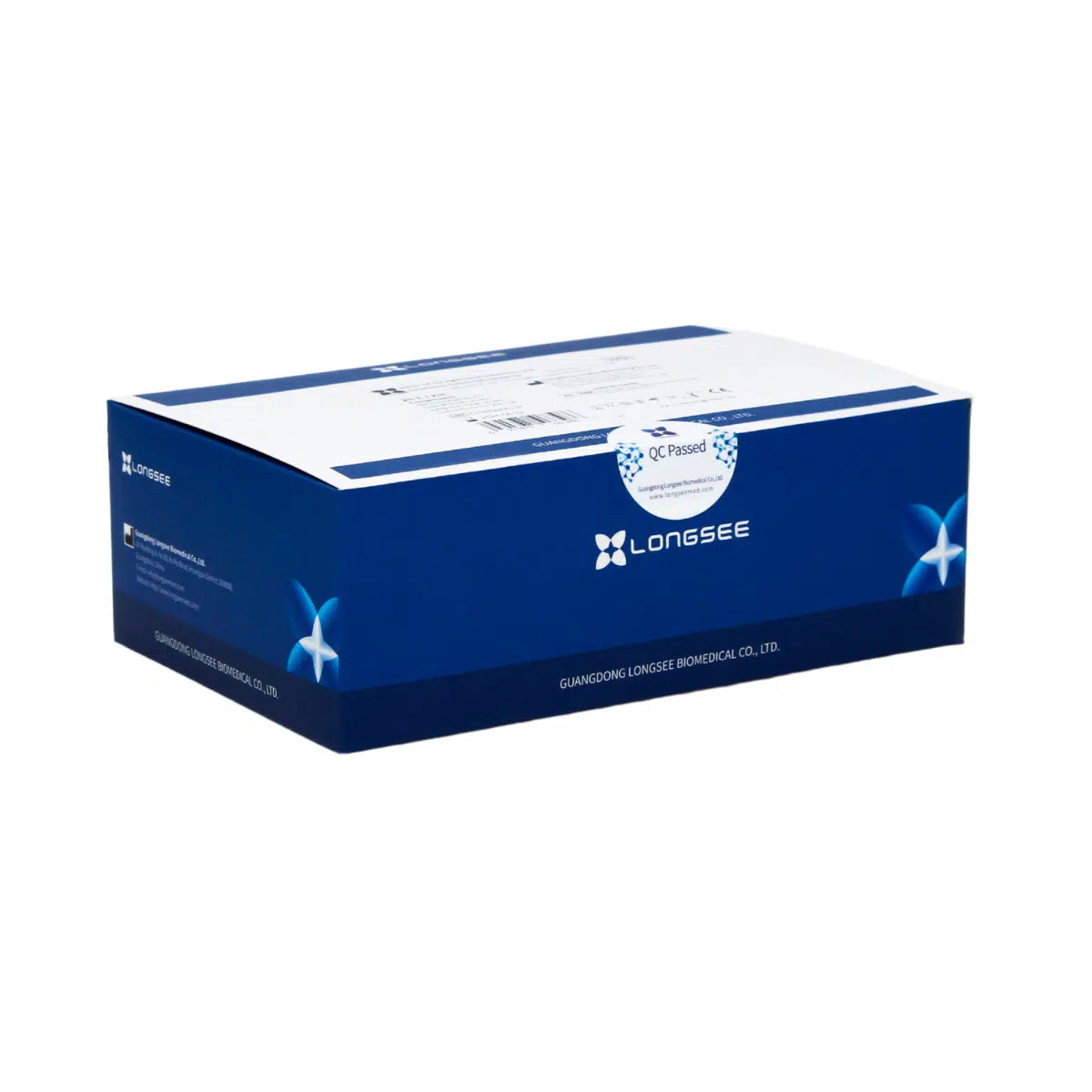 Egy kék-fehér Longsee 2019-nCoV Ag gyorsteszt 25 darabos csomag fehér háttérrel, címkékkel és egy „QC Passed” matricával, amely a minőségellenőrzés jóváhagyását jelzi, CE-tanúsítvánnyal.