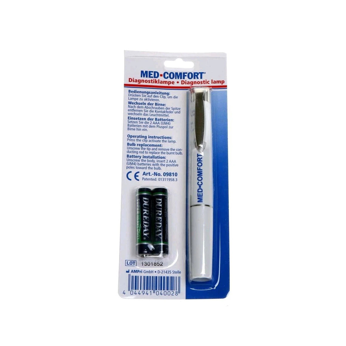 Die Med-Comfort Diagnostikleuchte (weiß) der AMPri Handelsgesellschaft mbH wird in einer Kunststoffverpackung mit einer stiftförmigen Lampe und langlebigen Batterien geliefert; Anleitung und Produktdetails sind auf der Packung aufgedruckt.