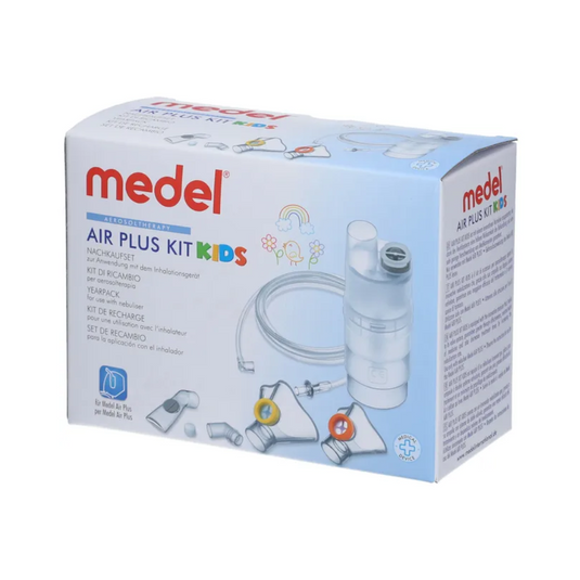 Egy Medel® Air Plus Kids Yearpack inhalátorhoz a Beurer GmbH-től, amely egy porlasztó készüléket, egy orrzuhanyt és tartozékokat tartalmaz a gyermekek légzésápolásához. A fehér dobozon kék és piros szöveg, a porlasztó alkatrészeinek ábrái és gyermekbarát grafikák láthatók, mint például egy szivárvány, felhők és egy nap.