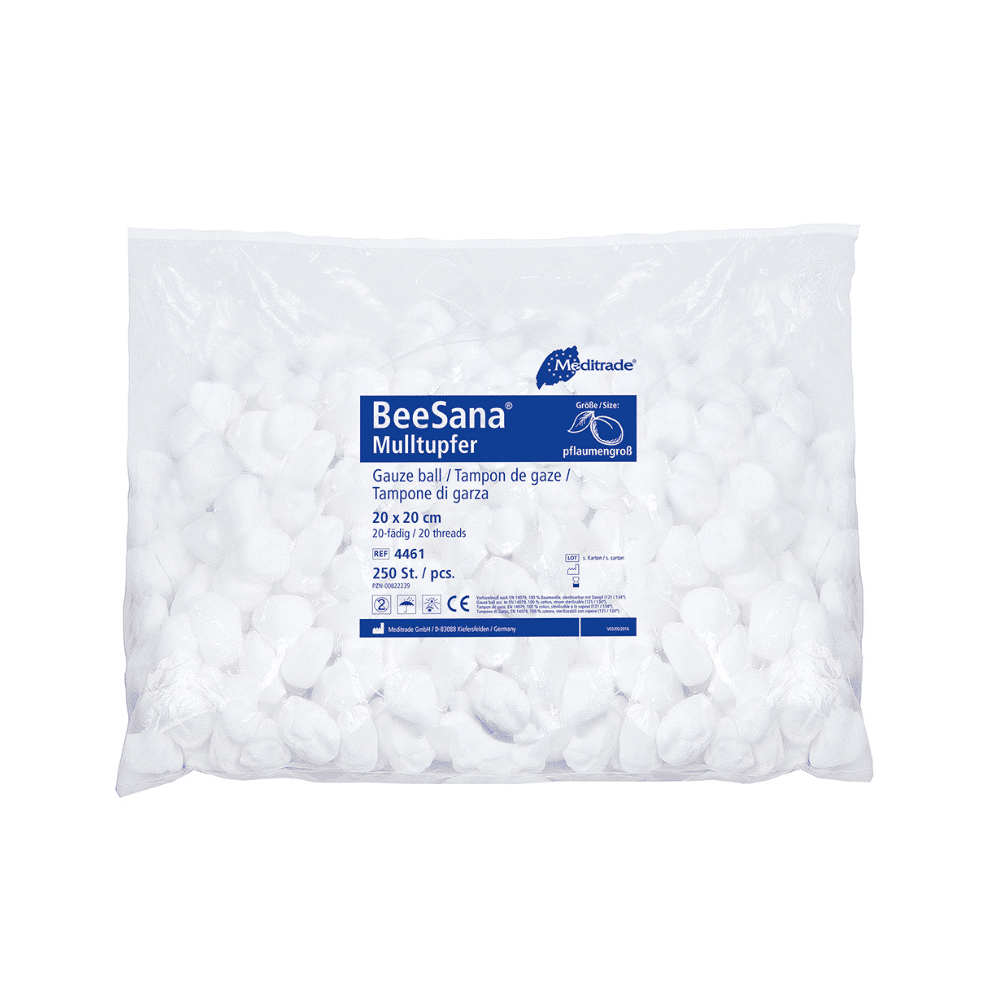 Egy lezárt, átlátszó műanyag zacskó, amely fehér mullkompressziókat tartalmaz. A címkén ez áll: „Meditrade BeeSana® Mulltupfer, sterilizálatlan” és fel van tüntetve, hogy a zacskó 250 darabot, méretet tartalmaz.