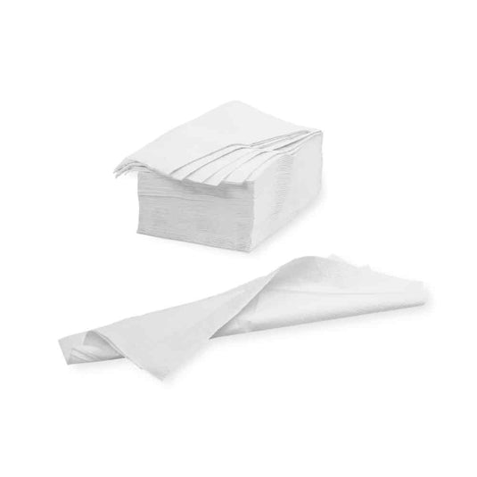 A Meditrade GmbH által gyártott, összehajtott fehér Meditrade törlőkendők – 39 x 30 cm | karton (20 csomag) – halmaza egy egyszerű fehér háttér előtt látható. Az egyik törlőkendő kinyitva fekszik a halom előtt, így teljes mérete látható, és kiemeli a kiváló minőségű cellulóz-összetételét.