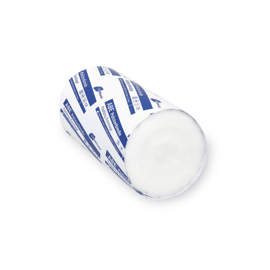 Egy tekercs hagyományos fehér kecskesajt, kék-fehér kötésbe csomagolva, a Meditrade ABE® márkanévvel, fehér háttér előtt. A sajt szabadon látható vége jól láthatóvá teszi krémes állagát.