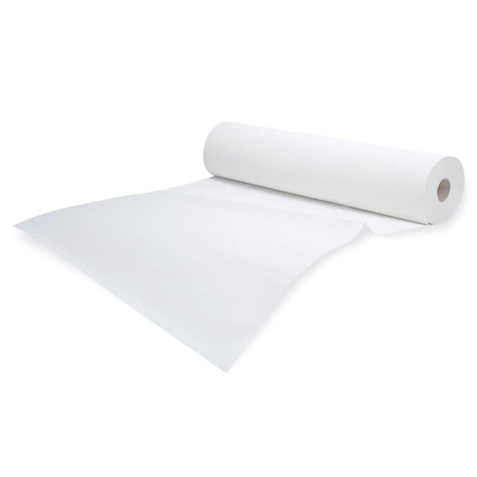 Egy tekercs fehér Meditrade Rollicel® orvosi krepp, kissé kibontva egy egyszerű fehér háttér előtt. A tekercs átlósan van elhelyezve, a vége pedig kissé oldalra hajlik.