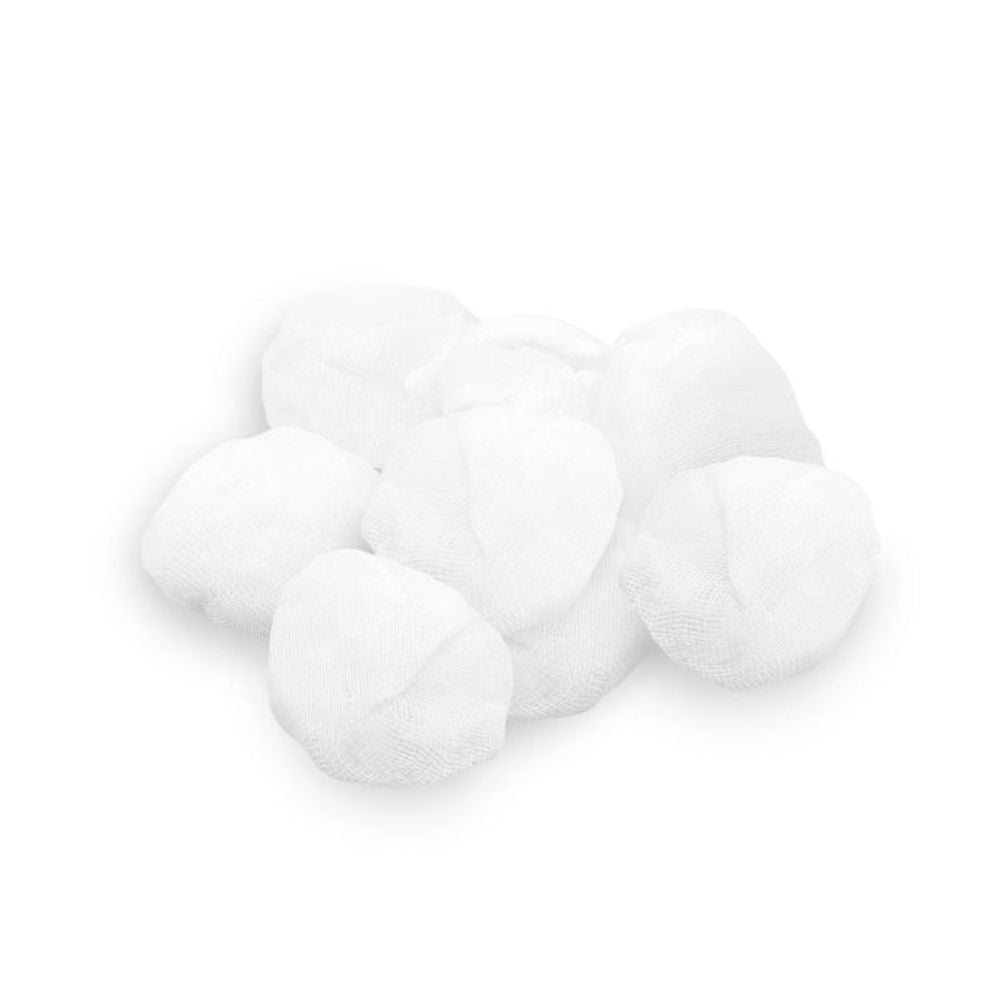 Egy halom kerek, fehér Meditrade BeeSana® Mulltupfer RőKo nélkül sterilizálatlan 10 x 10 cm (mogyoró méretű), ideális sebkezelésre; 500 darabos csomag a Meditrade GmbH-tól fehér háttéren.