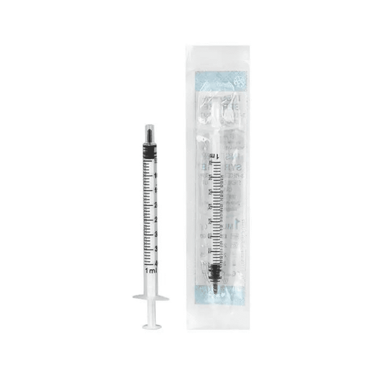 A Servoprax GmbH gyártmányú, 1 ml-es Mediware inzulin fecskendőt a csomagolásával együtt ábrázolják. A fecskendő átlátszó hengerrel rendelkezik, amelyen fekete mérőjelölések láthatók, köztük U 40-es osztások, valamint fekete dugattyúval van ellátva. Az átlátszó csomagoláson jól látható szöveg hívja fel a figyelmet a Luer-csatlakozóra, amely megkönnyíti a csatlakoztatást.