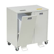 A Novocal Wertstoffschrank Serie 3000 kétszeres gyűjtő egy fehér, gurulós acél hulladéktároló két elülső ajtóval (az egyik részben nyitott) a hulladék szétválasztására, amelyek mindegyike egy fogantyúval és egy kis téglalap alakú címkével van ellátva.