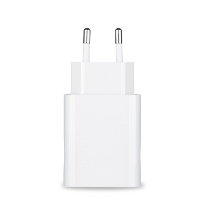 A Pluslife Mini Dock tápegysége és tápegység-védőtokja egy elegáns európai fehér csatlakozóadapter két fémcsappal, amely ideális elektronikus eszközök működtetésére. Egy egyszerű fehér háttér előtt áll függőlegesen, kiemelve elegáns és minimalista dizájnját.