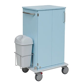 A Novocal ápoló- és munkakocsi világoskék fémvázzal rendelkezik, két ajtóval, oldalsó fogantyúval, nagy szürke kerekekkel egy teljes műanyag platformon és egy rögzített szemetesládával. Fehér háttér előtt ábrázolva.