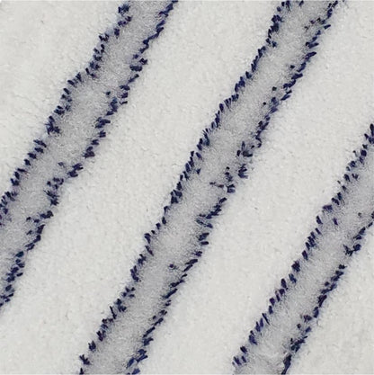 Nahaufnahme des Arcora EXCELLENT SOFT MOPP BLAU-WEISS von Arcora International GmbH: Auf der weißen, strukturierten Oberfläche sorgen drei gleichmäßig verteilte, leicht erhabene Diagonallinien in dunkel- und hellblauen, weichen Fasern für ein hochwertiges Finish.