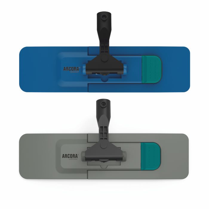 Der Arcora Profi Mopp-Klapphalter Magnet Blau von Arcora International GmbH ist neben der grauen Version abgebildet, jeweils mit schwarzem Griff, grünen Randakzenten und "ARCORA"-Branding - ideal für die effiziente Bodenreinigung.