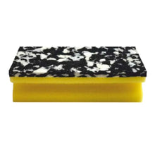 Das Arcora PU-PAD SCHWAMM (150 x 70 x 45 mm) der Arcora International GmbH hat eine gelbe PU-Schaum-Basis und eine schwarz-weiß marmorierte Scheuerfläche; erhältlich in 10er-Packungen, abgebildet auf weißem Hintergrund.