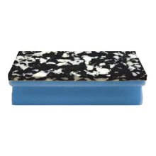 Der Arcora PU-PAD SCHWAMM (150 x 70 x 45 mm) von Arcora International GmbH hat eine rechteckige blaue PU-Schaum-Basis und eine schwarz-weiß gesprenkelte Scheuerfläche, die vor einem schlichten weißen Hintergrund abgebildet ist. Packung mit 10 Schwämmen.