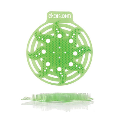 Egy zöld, kerek Ekcos Power Screen piszoárszőnyeg - 30+ nap a Diversey Deutschland GmbH & Co. OHG-tól, több lyukkal és levélhez hasonló kiemelkedésekkel, függőlegesen ábrázolva; felül az "ekcos.com" felirat található, amely kiemeli a hosszan tartó szagkontrollt akár 30 napig.