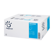 Das Papernet Falthandtuch 402292 der Sofidel Germany GmbH wird in einem Karton mit 15 Packungen geliefert und besteht aus hochwertigem Zellstoff. Dieses V-Falz Falthandtuch besticht durch ein auffälliges blau-weißes Design. Die Verpackung enthält ausführliche Produktdetails und einen Barcode zum problemlosen Scannen.