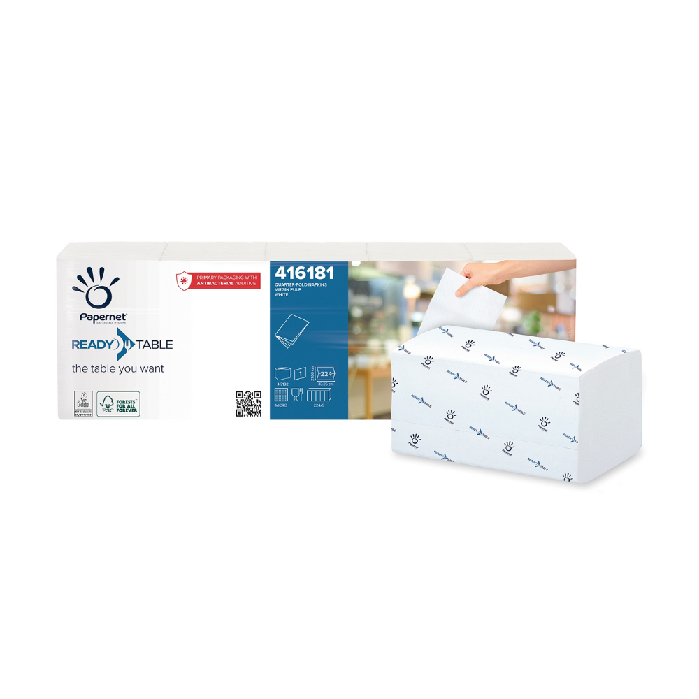 Egy kéz kihúz egy szalvétát a Papernet ¼ hajtású szalvétacsomagolásból a Sofidel Germany GmbH-tól, amely büszkén mutatja be az FSC-tanúsítvánnyal rendelkező címkét. A csomagolás, amelyet egy kék logóminta díszít, fontos részleteket mutat be, mint például a 416181-es cikk kódja, amely a Ready Table technológia kiválóságát testesíti meg.