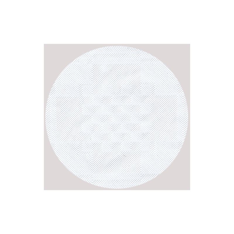 Ez a kifinomult asztaldekoráció a PAPSTAR GmbH-tól kör alakú geometriai mintát mutat fehér mintával világosszürke háttéren. Bonyolult, egymást átfedő vonalakat tartalmaz, amelyek a közepén rombuszformákat alkotnak, és halszálka mintákat a széleken, ami a PAPSTAR damasztszövésű papírasztalterítő klasszikus stílusát tükrözi 25 m x 1 méretben.