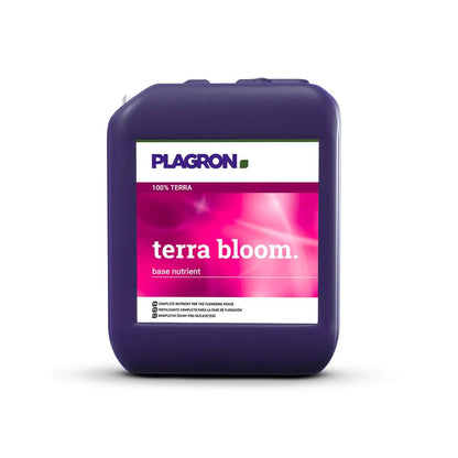 Egy sötétlila „Plagron Terra Bloom” tartály a Bertels B.V.-től rózsaszín grafikával rendelkezik, és alapvető tápanyagként van megjelölve a virágképződéshez. Felső fogantyúval és kiöntővel van ellátva az egyszerű kiöntés érdekében, így biztosítva az optimális növénynövekedést.