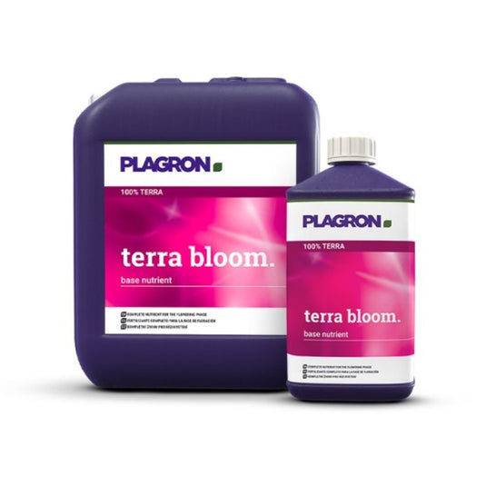 Két, a Bertels B.V. által gyártott Plagron Terra Bloom terméket tartalmazó edény áll egy fehér háttér előtt. A nagyobb, sötétlila edényen rózsaszín-fehér címke látható, amely a kisebbik edény dizájnját tükrözi, és ideális a kertben a dús virágzás elősegítéséhez.