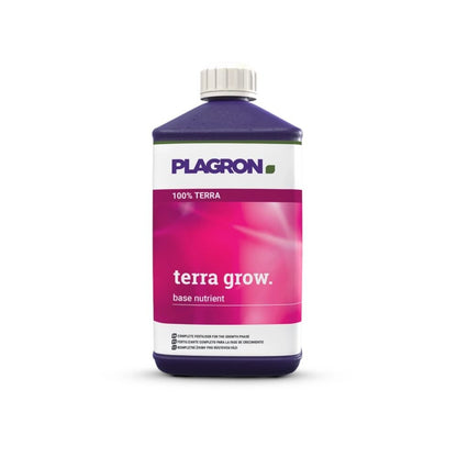 Egy Plagron Terra Grow alapú tápanyag palack a Bertels B.V.-től ki van állítva. Lila kupakkal és rózsaszín címkével rendelkezik, fehér és zöld szöveggel, amely a növekedési fázisban a gyorsabb növénynövekedést hivatott előmozdítani.