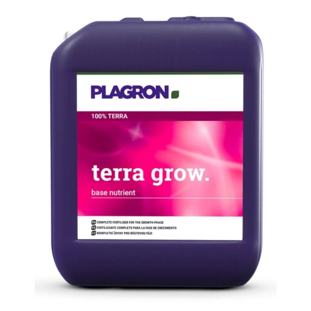 Egy lila tartály a "Plagron Terra Grow" felirattal a Bertels B.V.-től rózsaszín-fehér dizájnnal rendelkezik. Ez egy ásványi alapú teljes műtrágya, amely a növekedési fázisban a gyors növénynövekedést támogatja, többnyelvű szöveggel.