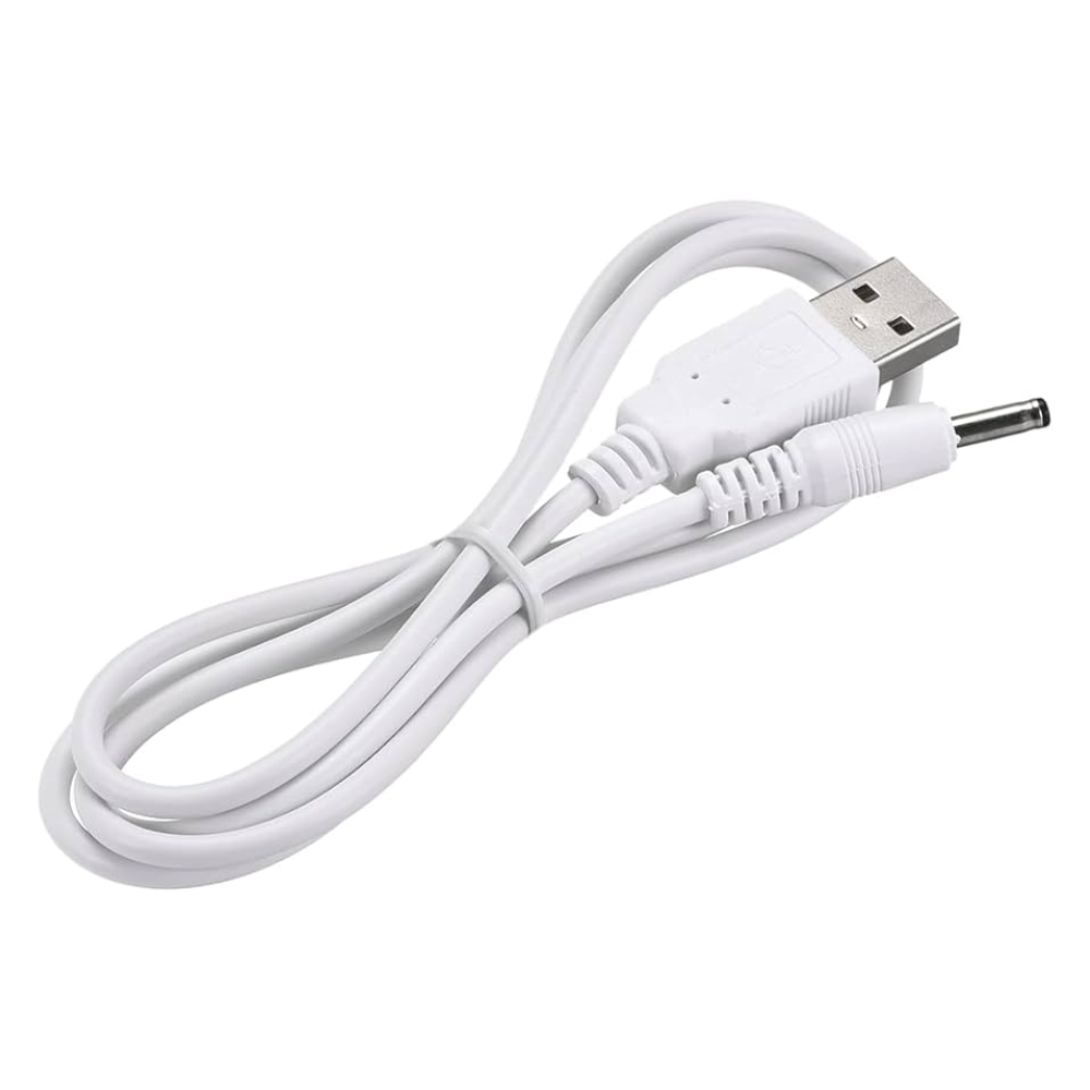 Egy *Pluslife* USB-kábel fehér színben, az egyik végén egy szabványos USB-A csatlakozóval, a másik végén pedig egy hengeres DC tápcsatlakozóval, robusztus kivitelezéssel rendelkezik. Szépen fel van tekerve egy fehér háttérre, és hasonlít a karcsú *Pluslife töltőkábel USB-ről 3,5 mm-re*.