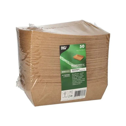 50 barna, téglalap alakú PAPSTAR karton "pure" snacktálca, mint fenntartható eldobható edény, a PAPSTAR GmbH-tól, műanyagba csomagolva, zöld címkével és termékinformációkkal az elején.