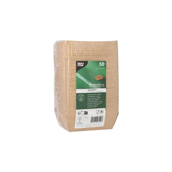 Egy csomag 50 PAPSTAR "pure" barna papírból készült snacktálcával a PAPSTAR GmbH-tól, függőlegesen egymásra rakva frissentartó fóliában. A címke termékinformációkat, újrahasznosítási szimbólumokat és vonalkódot mutat. Ezek a környezetbarát tálak fenntartható eldobható edények.