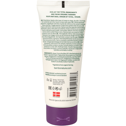 Egy fehér műanyag tubuson lila kupakkal zöld szöveg található utasításokkal, óvintézkedésekkel, összetevőkkel, tanúsításokkal és elérhetőségi információkkal. A címke közepén a "bamfordnature.com" felirat látható. Az Abena Re-Seller GmbH Bambo Nature ápolókrém színezék- és illatanyag mentes.