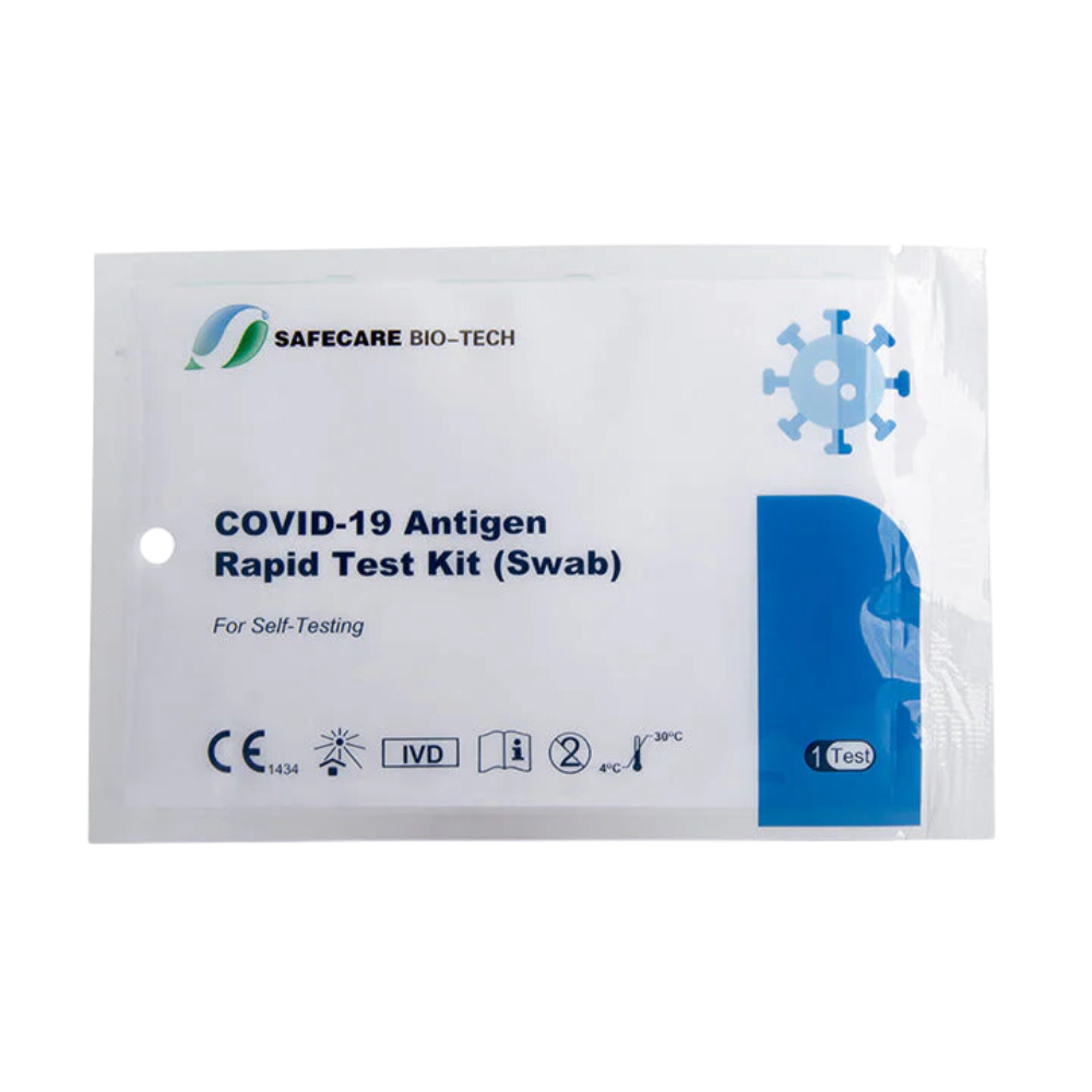 Abgebildet ist eine Packung mit der Aufschrift „Safecare LAIENTEST 1er COVID-19 Antigen Rapid Test Kit | Packung (1 Stück)“ zum Selbsttest. Die weiße Packung mit blauen und grünen Akzenten weist Symbole für CE, IVD und Lagertemperaturangaben auf. Auf den Safecare SARS-CoV-2-Antigen-Testkarten ist außerdem eine Virensymbolgrafik abgebildet.