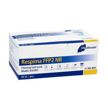 Egy doboz Meditrade Respima FFP2 légzésvédő maszk egyszerű háttér előtt van bemutatva. A kék részletekkel ellátott fehér doboz mutatja, hogy 100 darabot tartalmaz, és a felső jobb sarokban kiemelten viseli a Meditrade GmbH márkanevet, amely ismert a személyi védőfelszereléseiről.