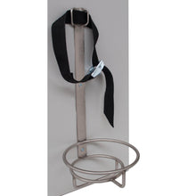 Der Novocal Sauerstoffflaschenhalter (Höhe: 330 mm, Breite: 140 mm) verfügt über einen Metallring und einen vertikalen Gurt mit Schnalle, ideal zur Sicherung von Flaschen wie Sauerstoffflaschen oder Feuerlöschern in medizinischen Einrichtungen. Packung: 1 Stück.