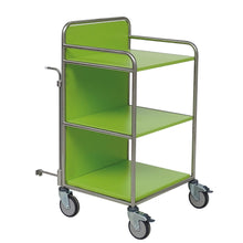 Ein Novocal Stationswagen aus rostfreiem Stahl mit vollverschweißten Rundrohrverbindungen ist leer auf einem weißen Hintergrund abgebildet. Er verfügt über drei Einlegeböden, Metallschienen und vier Rollen - eine davon mit einem Bremshebel.