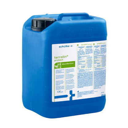 Kék műanyag kannában a Schülke & Mayr GmbH „Schülke terralin® protect koncentrátum fertőtlenítésre és tisztításra” felirattal, szöveggel és szimbólumokkal, amelyek a felületek fertőtlenítésére való használatra utalnak. A részletek és az alkalmazási útmutatók a címkén láthatóak.