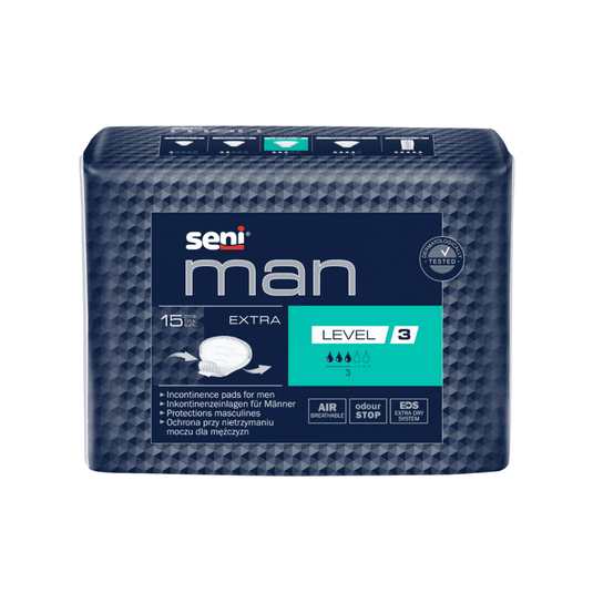 Egy csomag Seni A TZMO Deutschland GmbH „Man Extra Level 3” inkontinencia betétje (15 darabos csomag) férfiak számára, csomagonként 15 betéttel, kék színvilágban, azzal az állítással, hogy szagcsökkentést és jobb légáramlást biztosítanak.