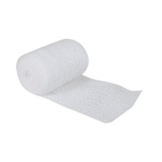 Egy fehér alapon fekszik egy részben kigöngyölt tekercs fehér, rugalmas, mintás kötés. A W. Söhngen GmbH gyártmányú Söhngen WS-elast. géz kötés (8 cm × 4 m) nagy rugalmassággal rendelkezik, ezért könnyen kezelhető és ideális orvosi és támogató célokra minden elsősegélynyújtó intézményben.