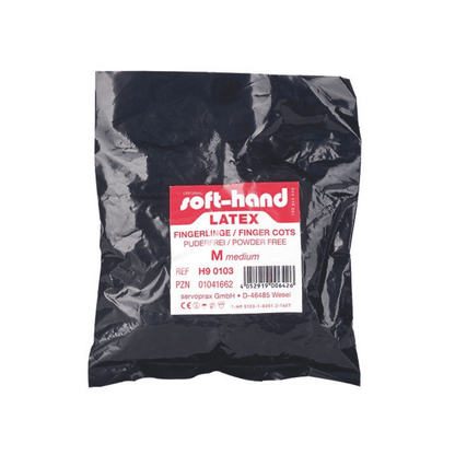 Egy csomag a „Soft-Hand Latexfingerlinge, 3-as méret – 100 darab“ felirattal a Servoprax GmbH-tól közepes méretű, nem steril ujjvédőket tartalmaz. A csomagolás fekete, piros-fehér címkével, és púdermentes.