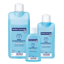 Drei Flaschen Sterillium® classic pure Händedesinfektion in unterschiedlichen Größen. Die Flaschen sind blau mit weißem Verschluss und deutscher Beschriftung mit Angabe von Inhalt und Volumen. Markenname: Paul Hartmann AG