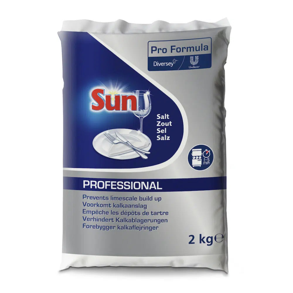 Egy 2 kg-os SUN Professional durva szemcsés sózacskó, a Diversey Deutschland GmbH & Co. OHG regeneráló sója, kék-fehér dizájnban, borospohár és tányér ábrázolásával. A csomagolás kiemeli a vízkőlerakódások megelőzésében betöltött szerepét, és többnyelvű szöveget tartalmaz.