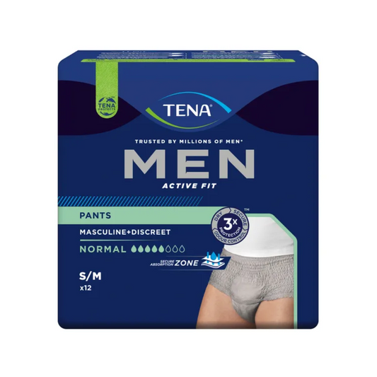 Eine Packung TENA Men Active Fit Pants Normal Inkontinenzpants, grau mit dem Text „Pants, maskulin + diskret, normal, S/M, 12 Stück“. Das Bild zeigt eine Teilansicht des Oberkörpers eines Mannes, der die Einwegunterwäsche für Männer trägt. Die Packung wurde für mittelstarken Harnverlust entwickelt und weist ein blau-grünes Design auf.
