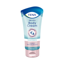 Eine 150-ml-Tube TENA ProSkin Body Cream wird in einer hellblauen Verpackung mit dunkelblauem Deckel angeboten. Die mit natürlichen Ölen und Vitamin E angereicherte Formel spendet empfindlicher alternder Haut Feuchtigkeit, beruhigt trockene Haut und bietet gleichzeitig einen frischen Duft. Das Produkt wird unter der Marke TENA von Essity Germany GmbH vertrieben.