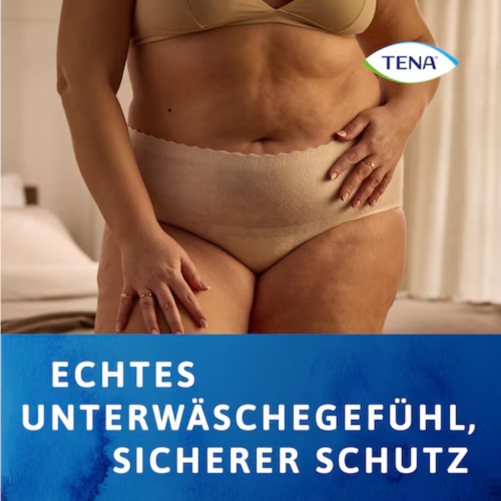 Eine Person in beigen, hoch taillierten TENA Silhouette Plus Creme Inkontinenzslips steht mit der Hand auf der Hüfte, das TENA - Essity Germany GmbH Logo oben rechts. Text darunter: "ECHTES UNTERWÄSCHEGEFÜHL, SICHERER SCHUTZ.
