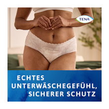 Eine Frau in hochtailliertem, gemustertem Muster TENA Silhouette Plus White von TENA - Essity Germany GmbH steht mit den Händen auf dem Unterleib. Das TENA-Logo befindet sich oben rechts; der deutsche Text darunter lautet: "ECHTES UNTERWÄSCHEGEFÜHL, SICHERER SCHUTZ.