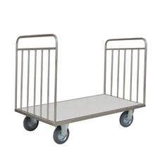 Der Novocal Transportwagen ohne Rückwand verfügt über einen Edelstahlrahmen, eine flache Oberfläche, offene Seiten und vertikale Stangen an beiden Enden - ideal für den Transport großer oder schwerer Gegenstände. Alle Rohrverbindungen sind für eine lange Lebensdauer vollständig verschweißt.