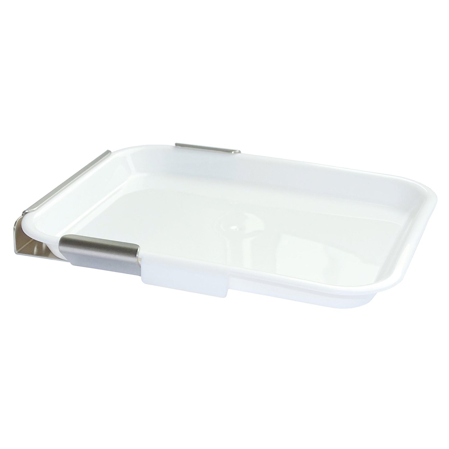 Fehér téglalap alakú Novocal csepegtetőtálca tartóval együtt. Fali tartó fertőtlenítő szigethez, megemelt peremekkel és két fémcsipesszel, ideális higiénikus tároláshoz, fehér háttér előtt fényképezve.