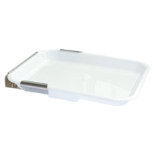 Fehér téglalap alakú Novocal csepegtetőtálca tartóval együtt. Fali tartó fertőtlenítő szigethez, megemelt peremekkel és két fémcsipesszel, ideális higiénikus tároláshoz, fehér háttér előtt fényképezve.