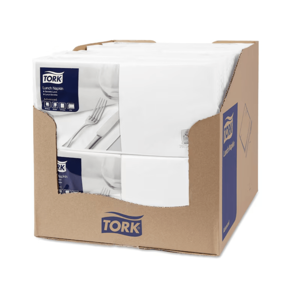 Kiállítva van egy felül nyitott kartondoboz, amely több csomag Tork 477149 fehér Advanced 1/4 hajtogatású, 2 rétegű ebédszalvétát tartalmaz. A kartonon és a szalvétacsomagoláson is jól látható a Tork-logó, amely kiemeli azok környezetbarát kialakítását.