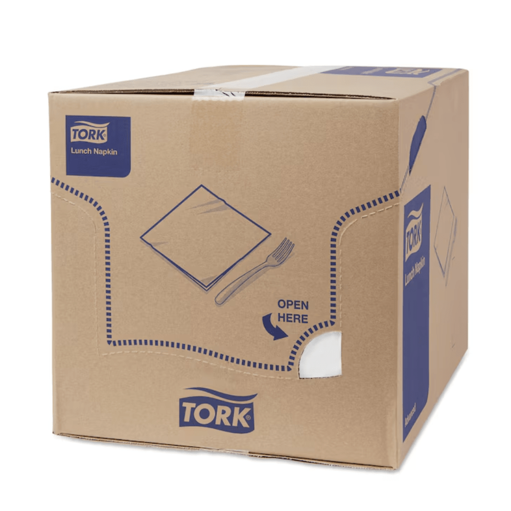 Egy nagy karton, rajta a „Tork 477149 fehér Advanced 1/4 hajtogatású, 2 rétegű ebédszalvéták” felirattal, a TORK – Essity Professional Hygiene Germany GmbH logóját mutatja. A kék és fehér színű csomagolás kiemeli a 2 rétegű ebédszalvéták környezetbarátságát, és tartalmaz egy „Itt nyissa ki” útmutatót, valamint egy perforált nyílást az elején.