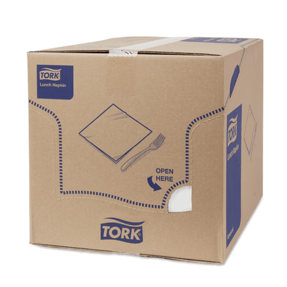 Egy nagy karton, rajta a „Tork 477149 fehér Advanced 1/4 hajtogatású, 2 rétegű ebédszalvéták” felirattal, a TORK – Essity Professional Hygiene Germany GmbH logóját mutatja. A kék és fehér színű csomagolás kiemeli a 2 rétegű ebédszalvéták környezetbarátságát, és tartalmaz egy „Itt nyissa ki” útmutatót, valamint egy perforált nyílást az elején.
