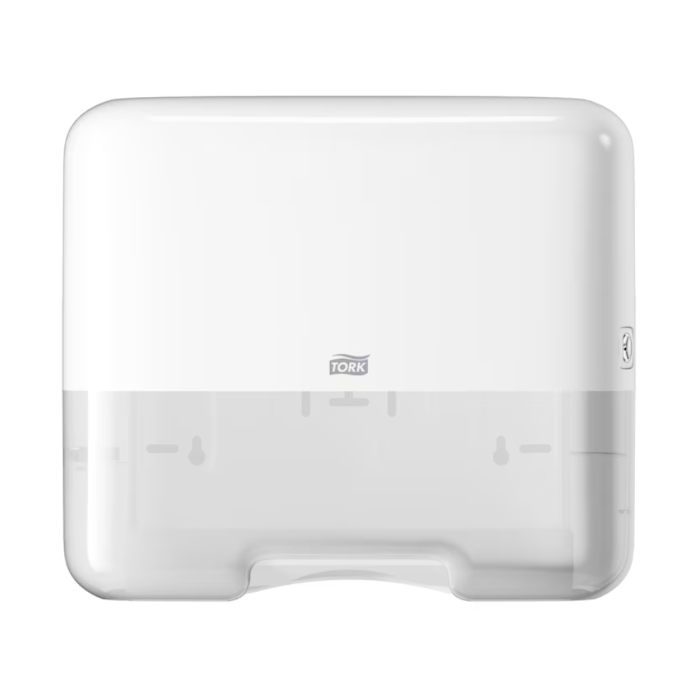 A Tork 553100 Mini adagoló harmonika kéztörlőkhöz Elevation H3 a TORK - Essity Professional Hygiene Germany GmbH-tól egy fehér, téglalap alakú papírtörlő adagoló, áttetsző alsó résszel. Középen egy kis logó található, és a letisztult, funkcionális eleganciát képviseli, amely az Elevation dizájnra jellemző. Ezáltal ideális a harmonika kéztörlők hatékony adagolásához.