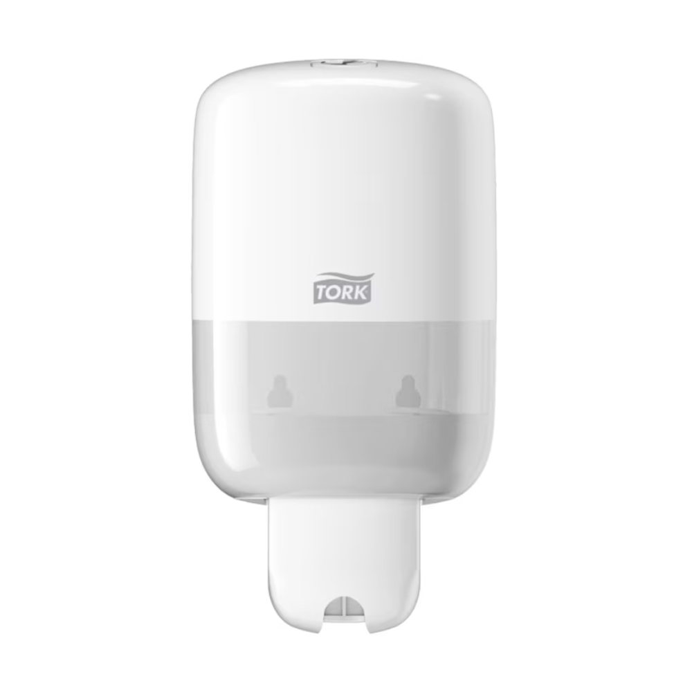 A Tork 561000 Mini adagoló folyékony szappanhoz Elevation S2, amelyet az Essity Professional Hygiene Germany GmbH gyárt a TORK márkanév alatt, karcsú és modern Elevation dizájnnal rendelkezik, átlátszó alsó résszel az egyszerű fali felszereléshez. Az elülső részen látható a jellegzetes Tork logó, míg az alján hatékony adagolónyílás található.